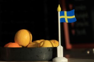 Pöydällä pieni Ruotsin lippu ja hedelmiä